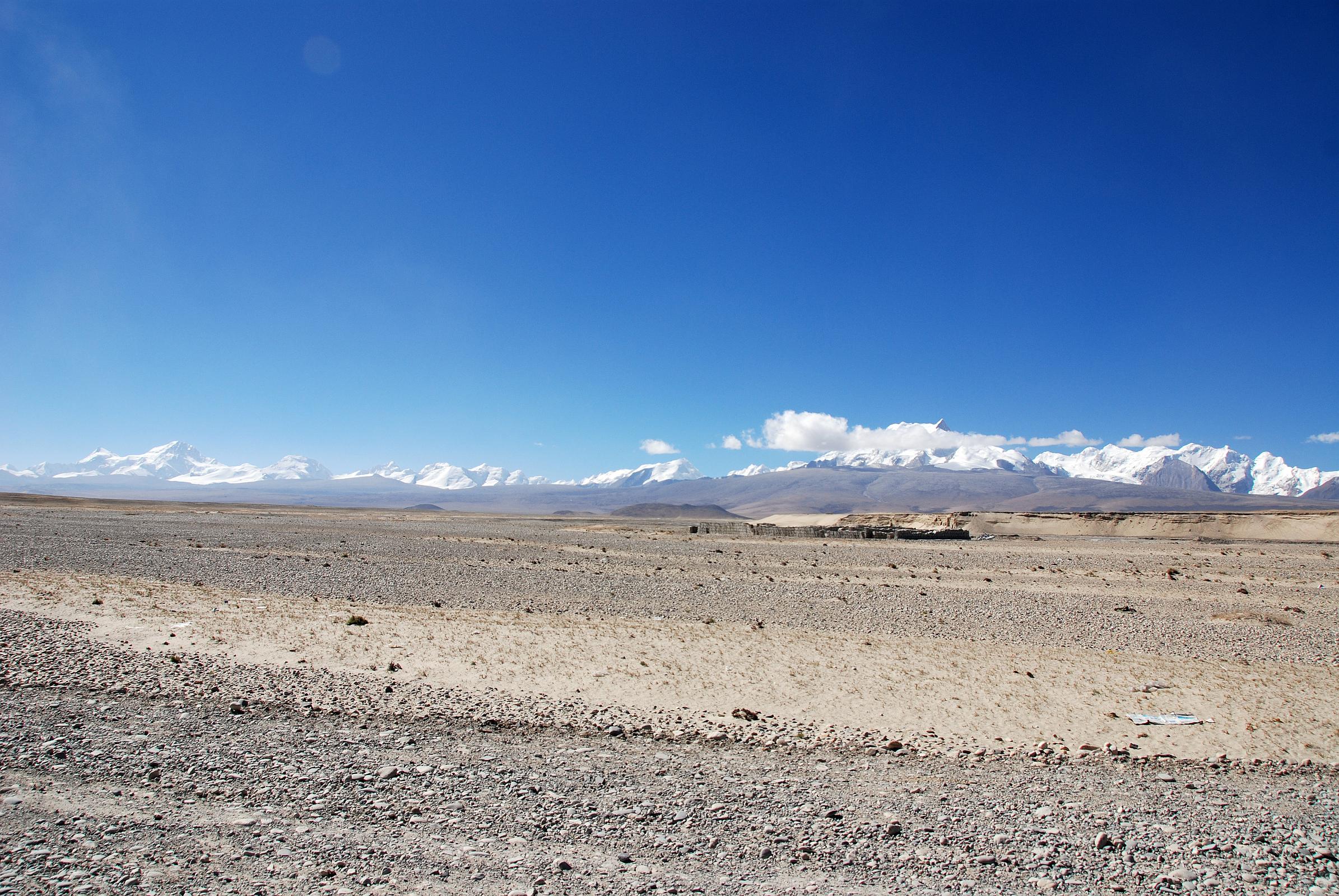 12 Phola Gangchen and Shishapangma Mountain Range To Gang Benchen From Just Before Peiko Tso The mountain range from Phola Gangchen and Shishapangma to Gang Benchen dominates the western horizon from just before Peiko Tso on the way to Kailash.